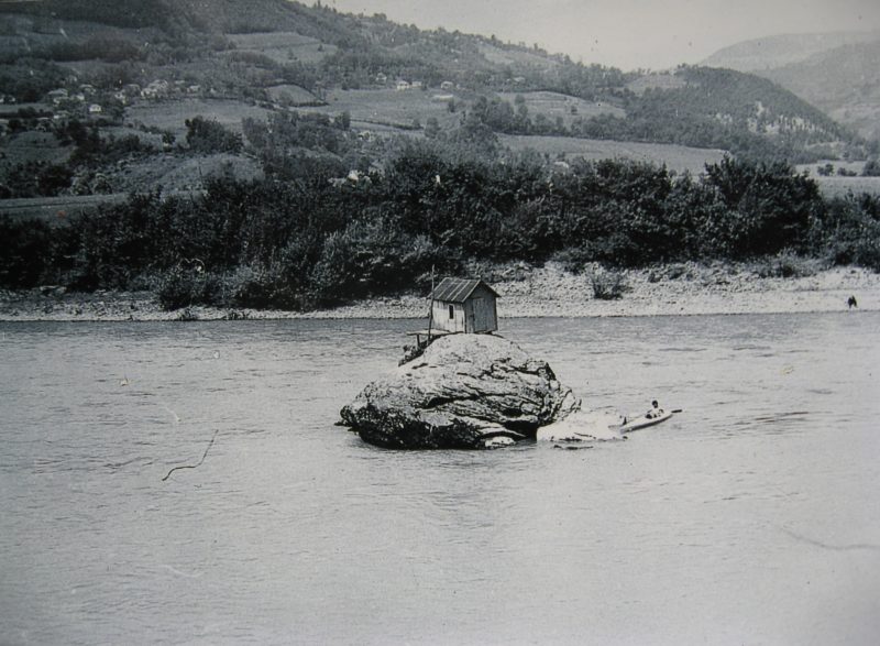 Прва од укупно седам КУћица на стенчици на Дрини