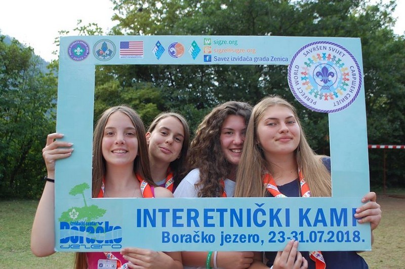 12 планинки из Одреда извиђача Бајина Башта у кампу на БорАЧКОМ ЈЕЗЕРУ
