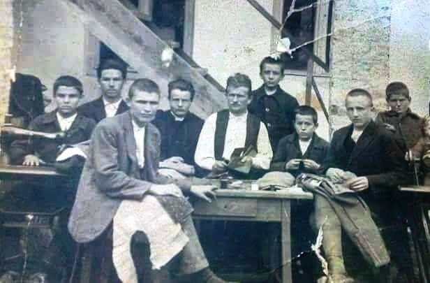 Кројач Станислав Димитријевић-Станчула са колегама шнајдерима