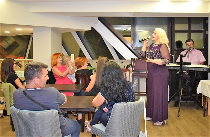 Детаљ са дружења уз музику у Цептеровом хотелу у Бајиној Башти