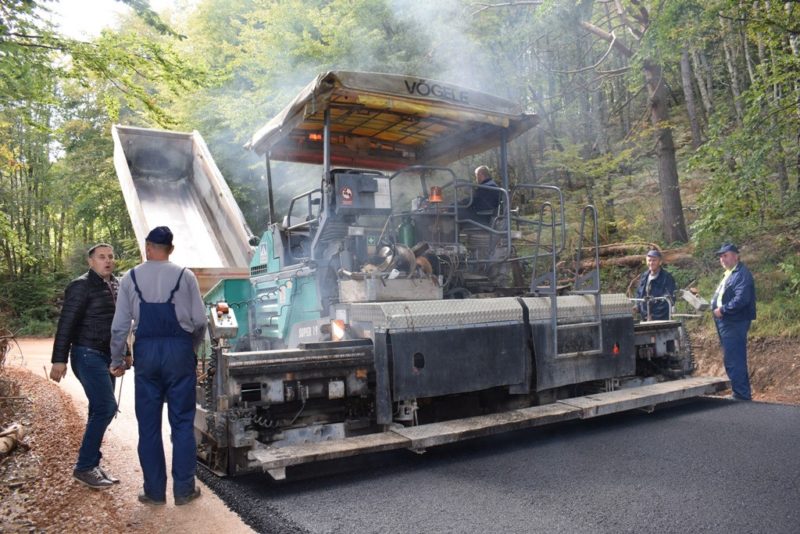 Радови на шуту Варда - Јакаљ, асфлтирање деонице од 1,5 км