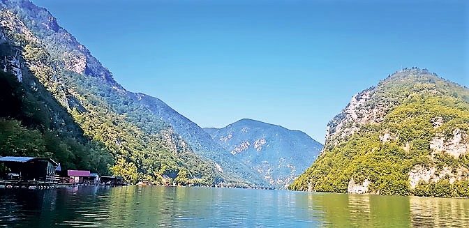 Екологија - сплавави на језеру Перућац, викендице на Тари