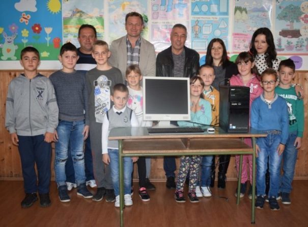 Бивши ђаци поклонили компјутер својој школи на Пашиној Равнии