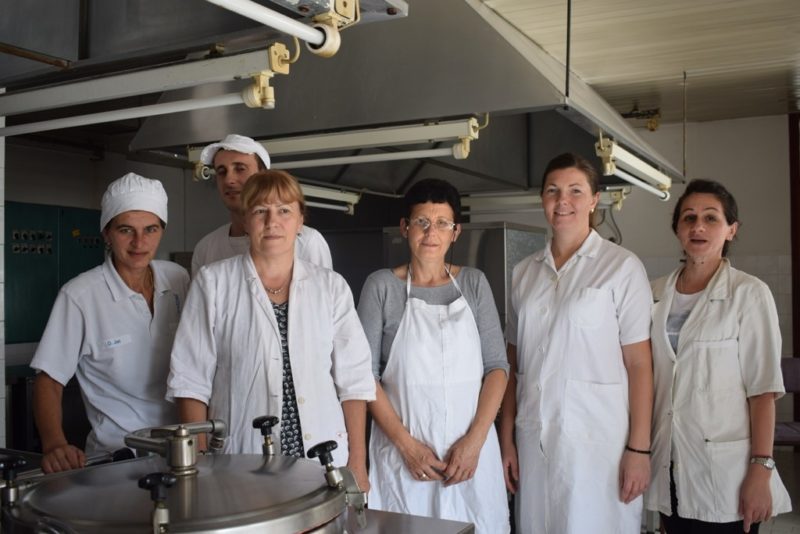 Кувари ђачке кухиње у ОШ "Свети Сава"