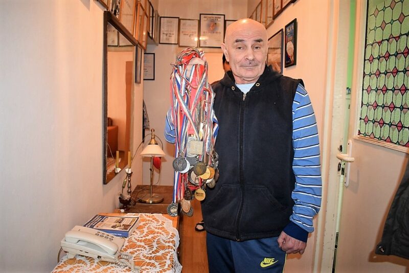 Милан Мандиућ Манда са освојеним медаљама