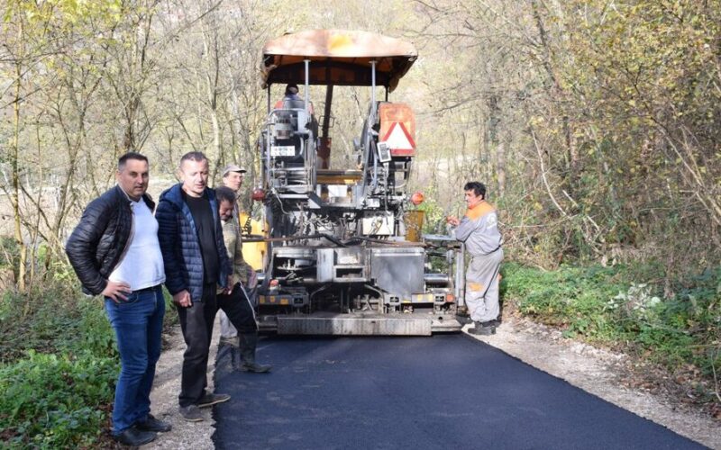 Асфалтирање пута у Перућцу за Дан примирја