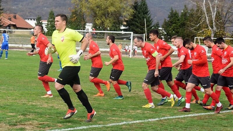 Играчи Слоге излазе на терен на утакмици Слога-Будућност