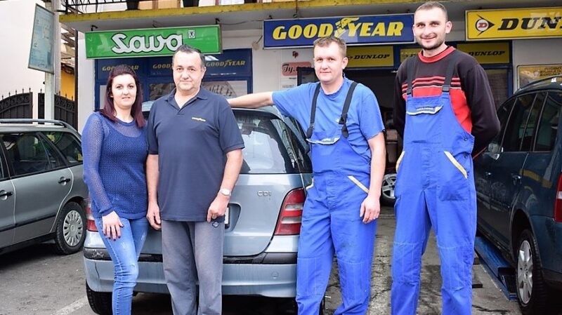 Мићо са сином и ћерком и радником Љубаном Илићем