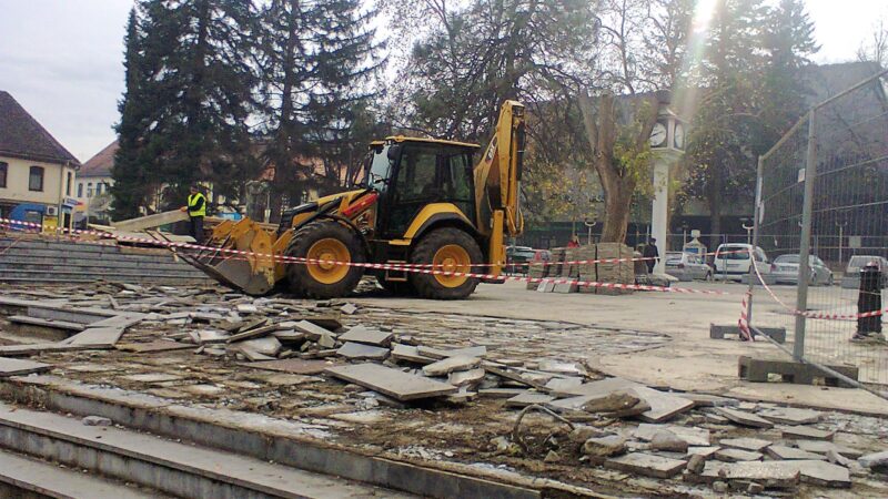 Уклањање бетонских плоча са Трга