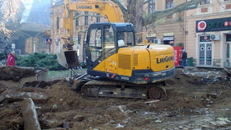 Реконструкција градског Трга - Ископ канала. Санација водоводне и канализационе мреже