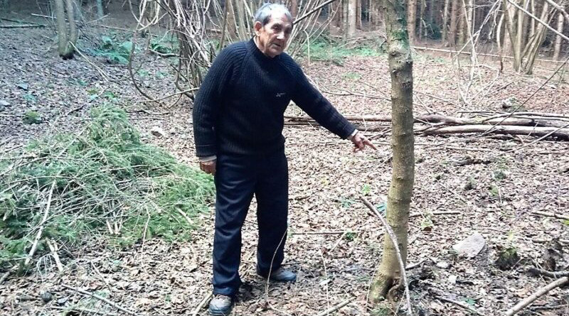 Благојица Ристић показује место где се налазила цркваBlagojica Ristic pokazuje mesto gde se nalazila crkva