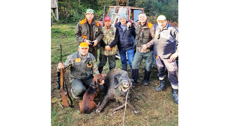 Светлан Нешковић са дружином и одстрељеним вепром од 163 килограма