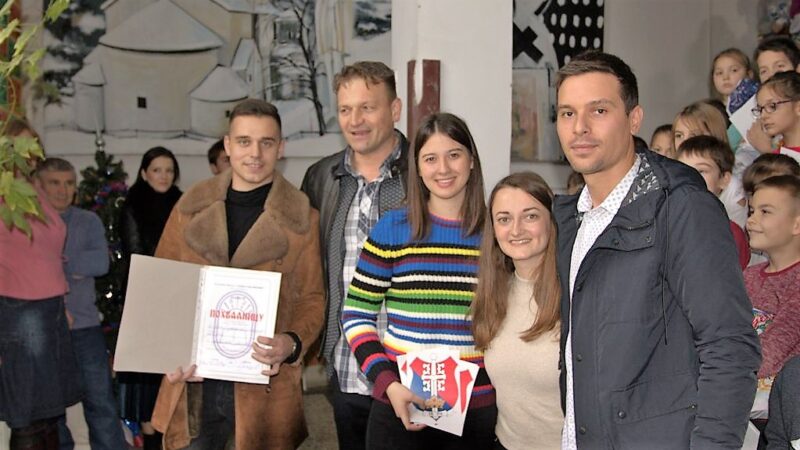 Представници Хуманитарне организације "28 јун" са директором школе Радом Јездићем