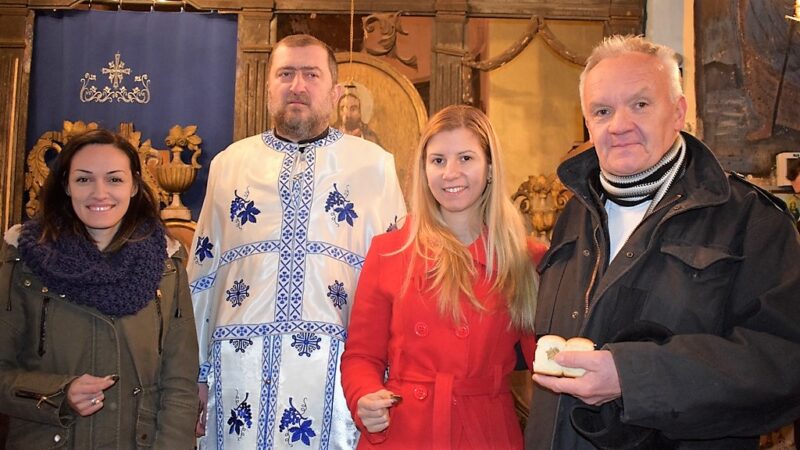 Добитници новчића у чесници са свештеником Владетом Никитовићем