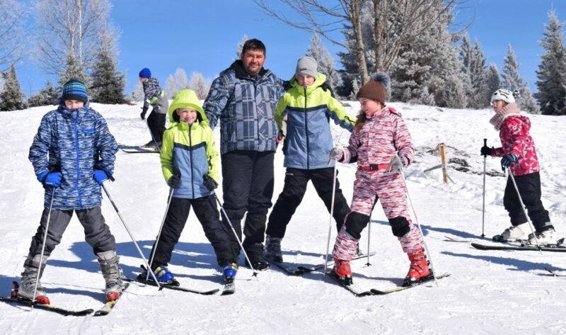 Милош Злопорубовић са групом скијаша почетника