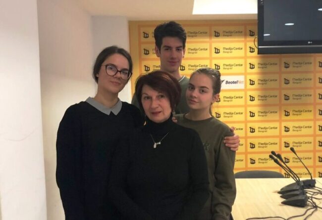 Бајинобаштански гимназијаци са професорком Аном Драгојловић