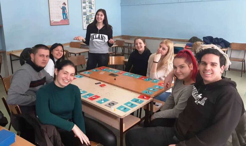 Гимназија - грађанско васпитање, Дрштвена игра