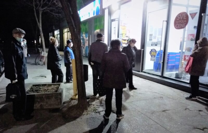 Пензионери у куповини