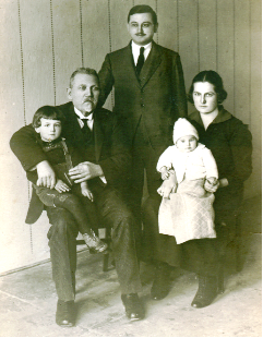 Софроније Јовановић, зет Стеван Мићић, ћерка Емилија и њихова деца