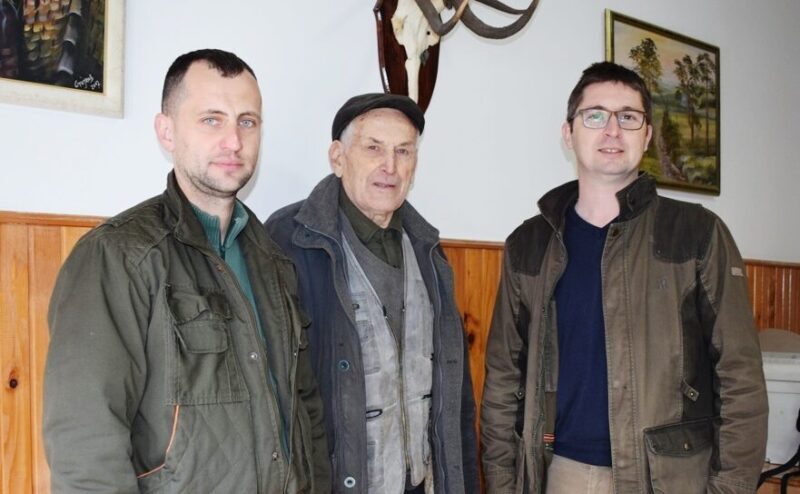 Perisa Jakovljevic sa upravnikom lovista LU Soko Milanom Leontijevicem i lovocuvarom Zoranom Petkovicem