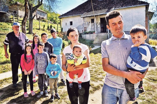 Снежа и Раде Радивојевић са својим малишанима, ту је и деда Бошко