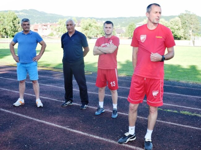 Стручни штаб са председником клуба пред почетак првог тренинга