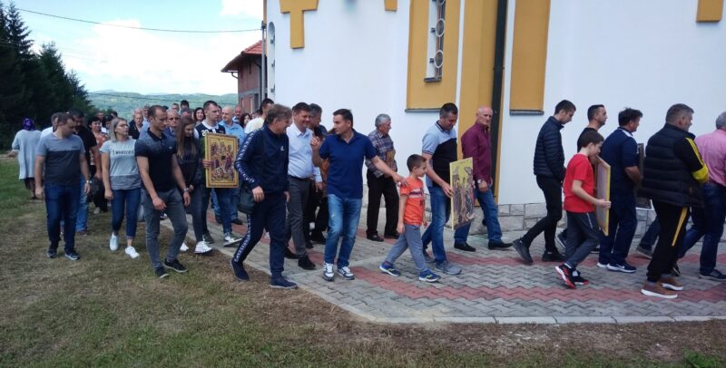 Верници на свечаној литији