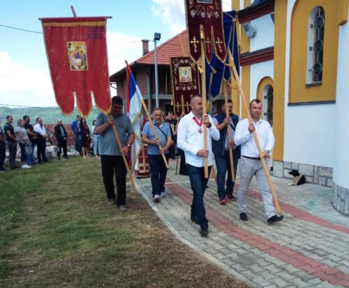 Свечана литија око цркве