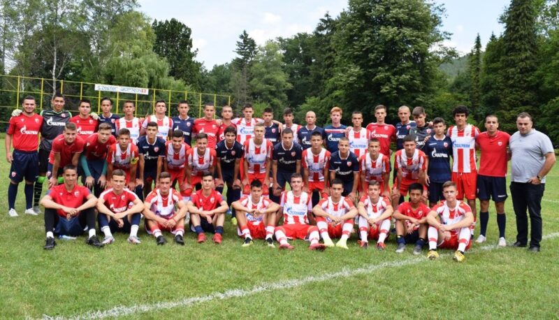 Kadeti C.zvezde i Graficara sa trenerima i direktorom Hotela Ceptar Drina Miloradom Panajotovicem (3)