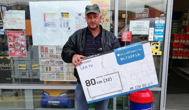 Добитник телевизора у наградној игри Трговине "Лазић"