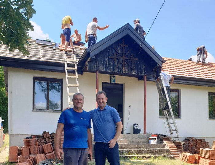 Потпредседник СО Сребреница Драгић Глишић и мајстор – неимар Драган Петковић Конго