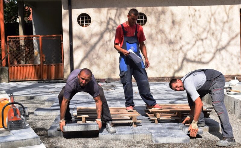 Постављање плоча на Градском тргу