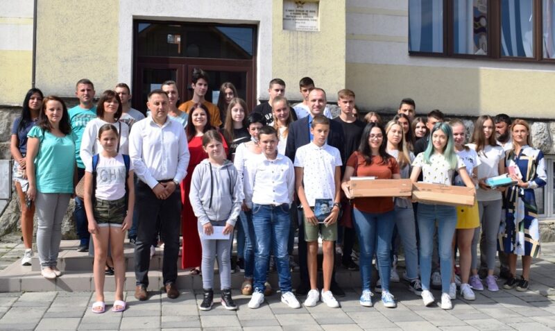 Награђени ученици основних и средњих школа