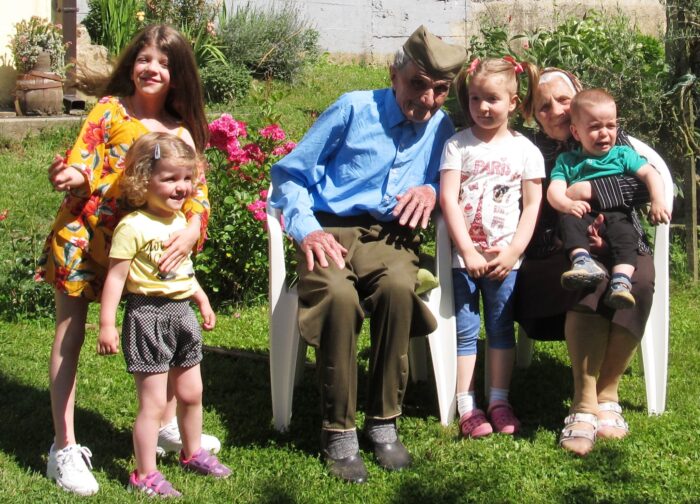 Прадеда и прабака са својим најмлађим потомцима