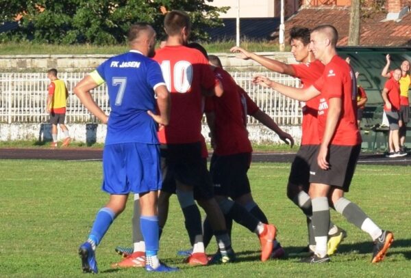 Радост играча после гола Живковића