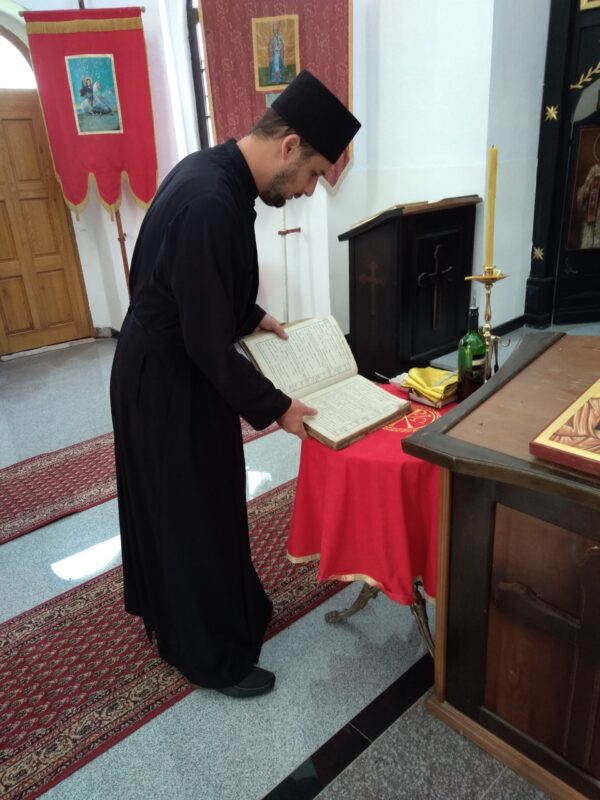 Свештеник Мирко Крупниковић са пронађеном матичном књигом 