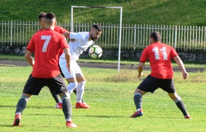 Николић и Андрић (Слога) заустављају нападача Севојна Карадаревића