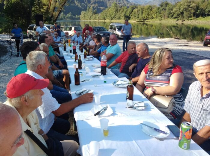 Народно весеље на обали Дрине