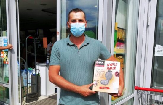 дОБИТНИК НАГРАДЕ У тРГОВИНИ лАЗИЋ