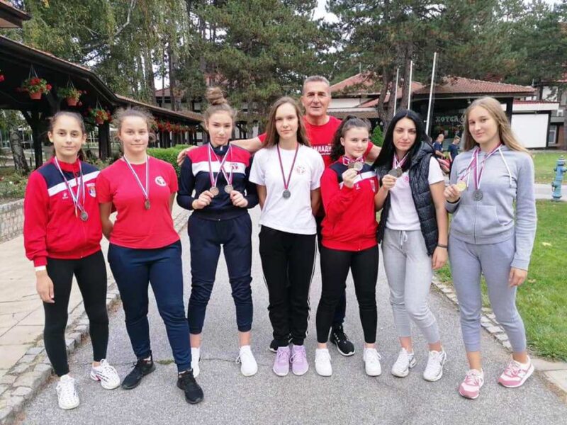 Каратисткиње Омладинца са тренером Миленком Ордагићем