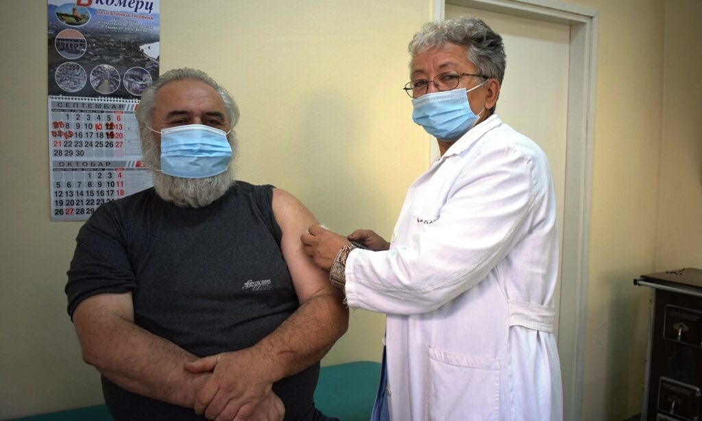 Biljana Radosavljevic daje vakcunu u rogacicjij ambulanti