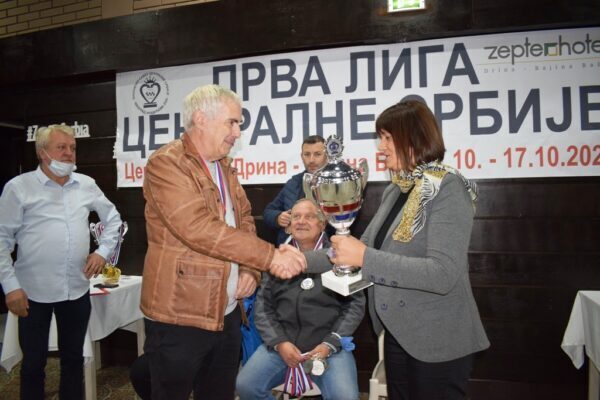 Vesna Djuric urucila je pehar ekipi iz Valjeva