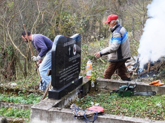 Detalj sa akcije uredjenja rogacickog groblja-