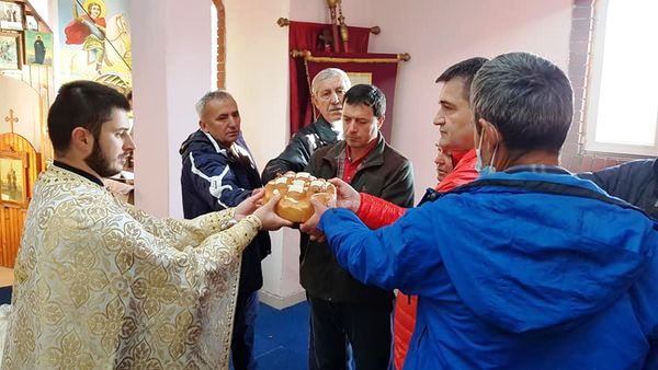 Lomljenje slavskog kolaca u okletackoj crkvi