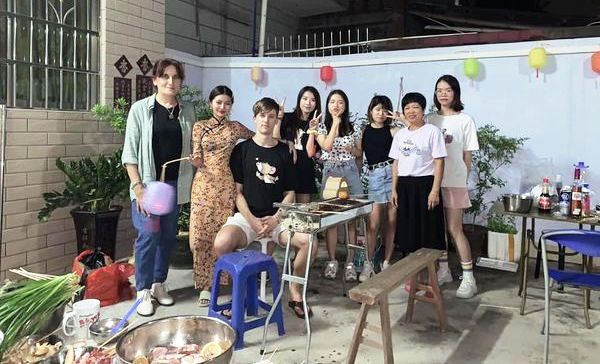 Прослава празника у кући породице Lie (2)