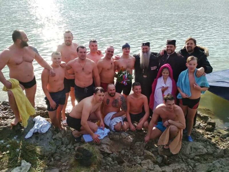 Учесници овогодишњег пливања за Часни крст