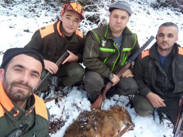 Milan Vucicevic prvi sleva sa оdstreljenim sakalom