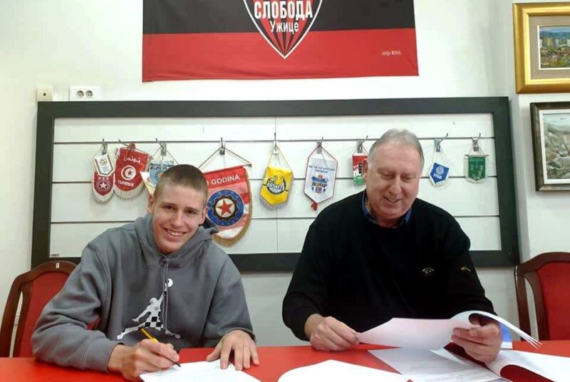 Матић ставља потпис на професионални уговор