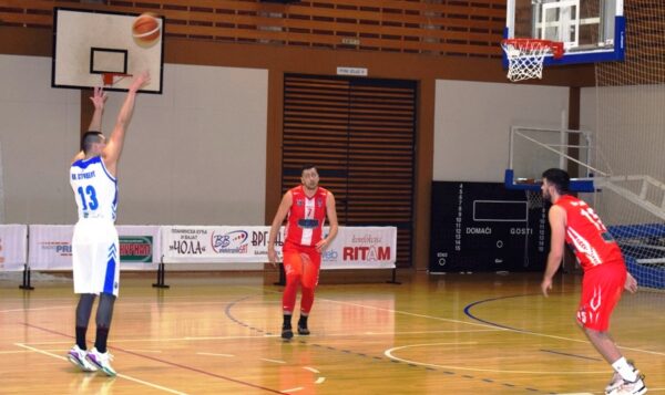 Ђенадић изводи слободна бацања