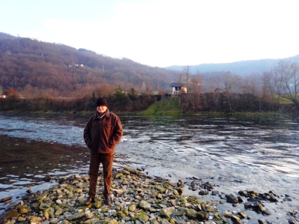 Аутор овог текста на Дрини ове зиме, у свом селу